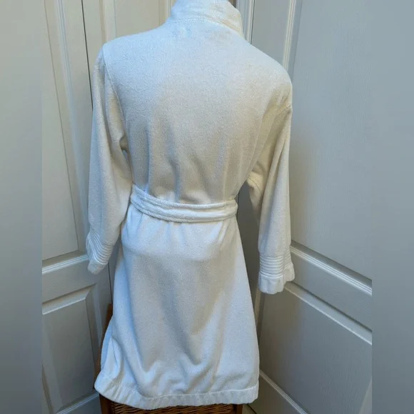 Luxurious White Bathrobe - Picture 2 of 5